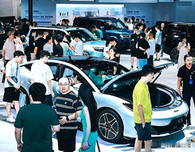 成都车展泡了三天，我劝你别再挤热门展台了