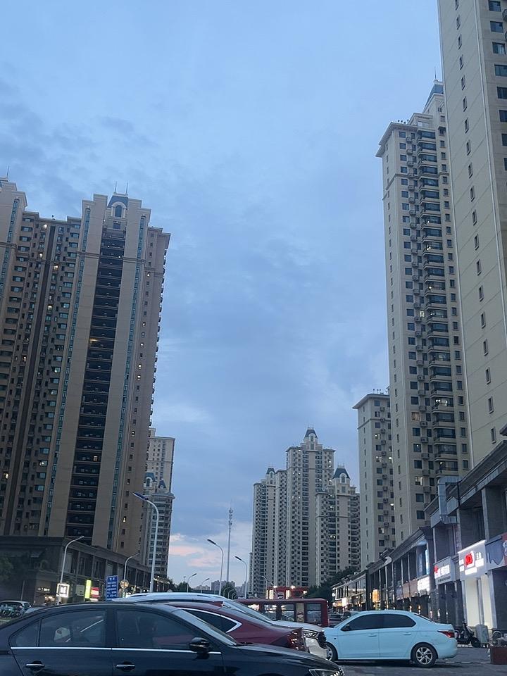 8月3日，7点25分城市的一个小角落，天参与房屋融为一体的景色。