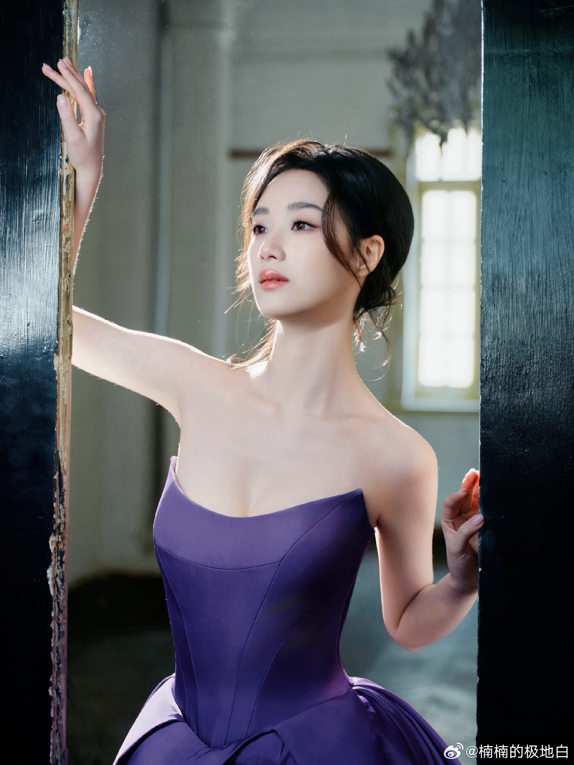 王小亿出痧了 王小亿红毯美背痧印引热议，上红毯前还做刮痧养生，健康管理意识超强，