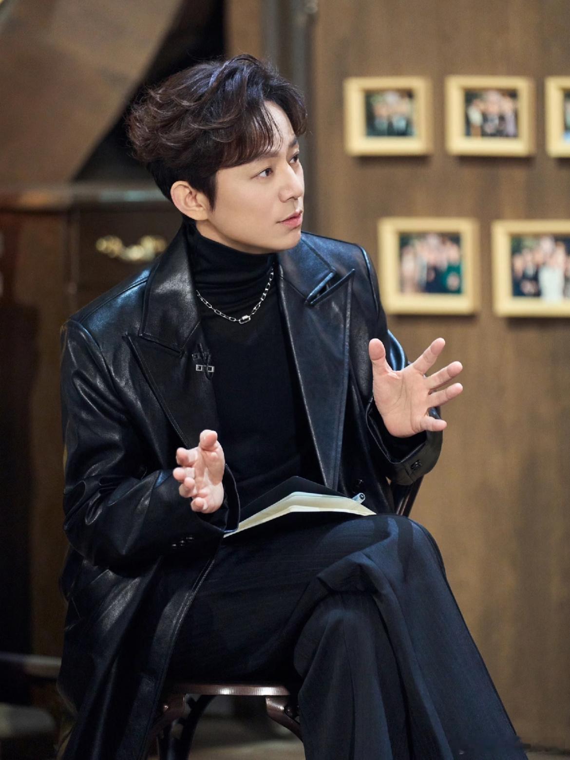 就这个何老师魏大勋对抗萌答非所问爆笑时刻，魏大勋脱口而出逗趣回答，何炅立刻起身追