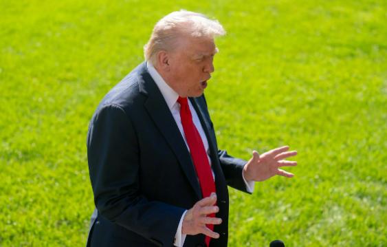 美媒今晨哀叹美国正在变成无耻的“暴徒国家”！

北京时间15日凌晨，一则消息刷爆