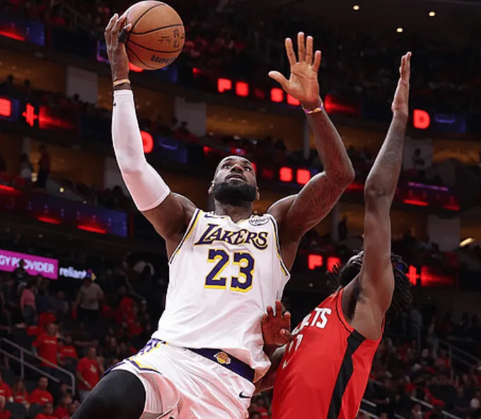 詹姆斯回应火箭湖人赛后一片混乱 火湖 G4 赛后彻底失控🔥中圈对峙 + 口角推