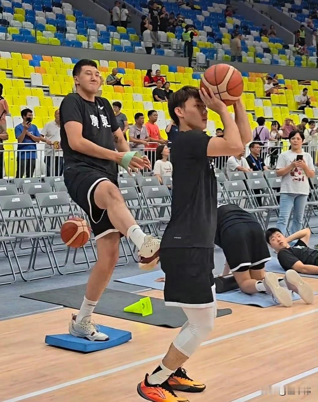 这杜润旺太调皮了！徐杰赛前练习投篮时，杜润旺在后面偷偷给了徐杰一脚，确实是调皮！