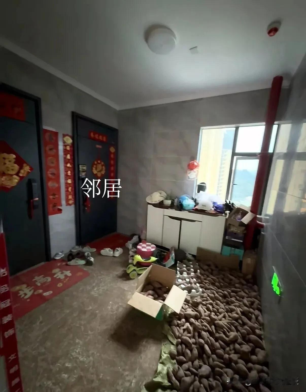 和这样的邻居生活在一起，能把你气得吐血。邻居家门口摆的都是东西，放个大鞋柜，但是