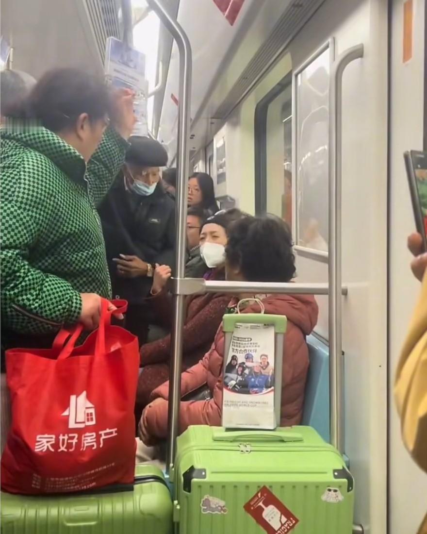 上海地铁上，女子被一群老人围着“教育”，称女子看见老人没有主动腾出位置，一大爷直