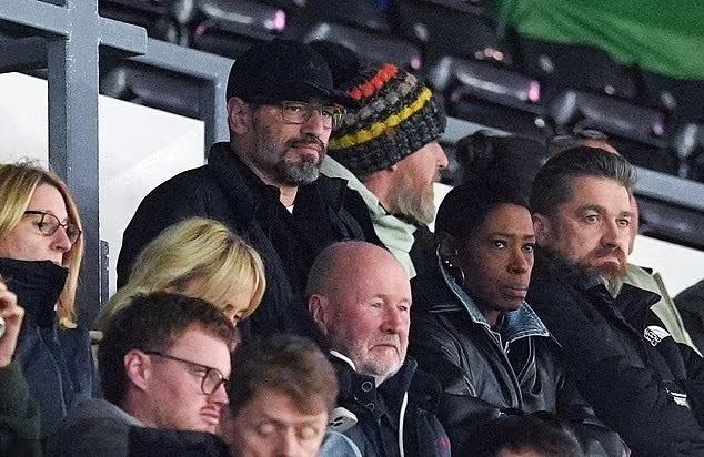 马克和丹尼斯在现场支持乔布比赛英格兰u21vs安道尔u21 ​​​