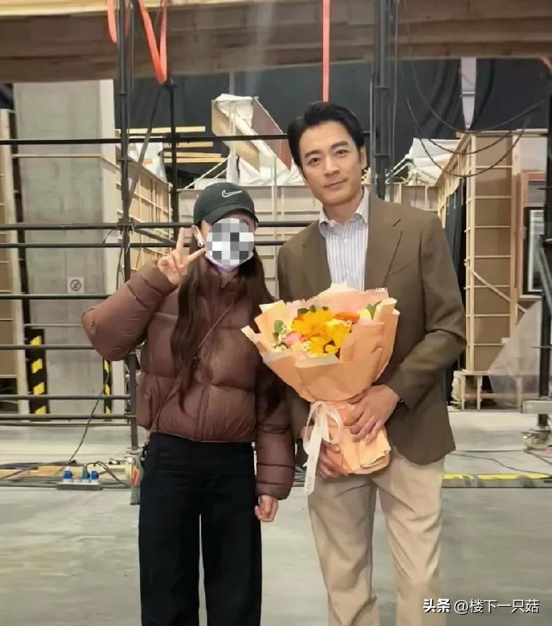 43岁李光洁《平等之门》杀青，和网友合影。
有一种男人越老越有气质，还记得最开始