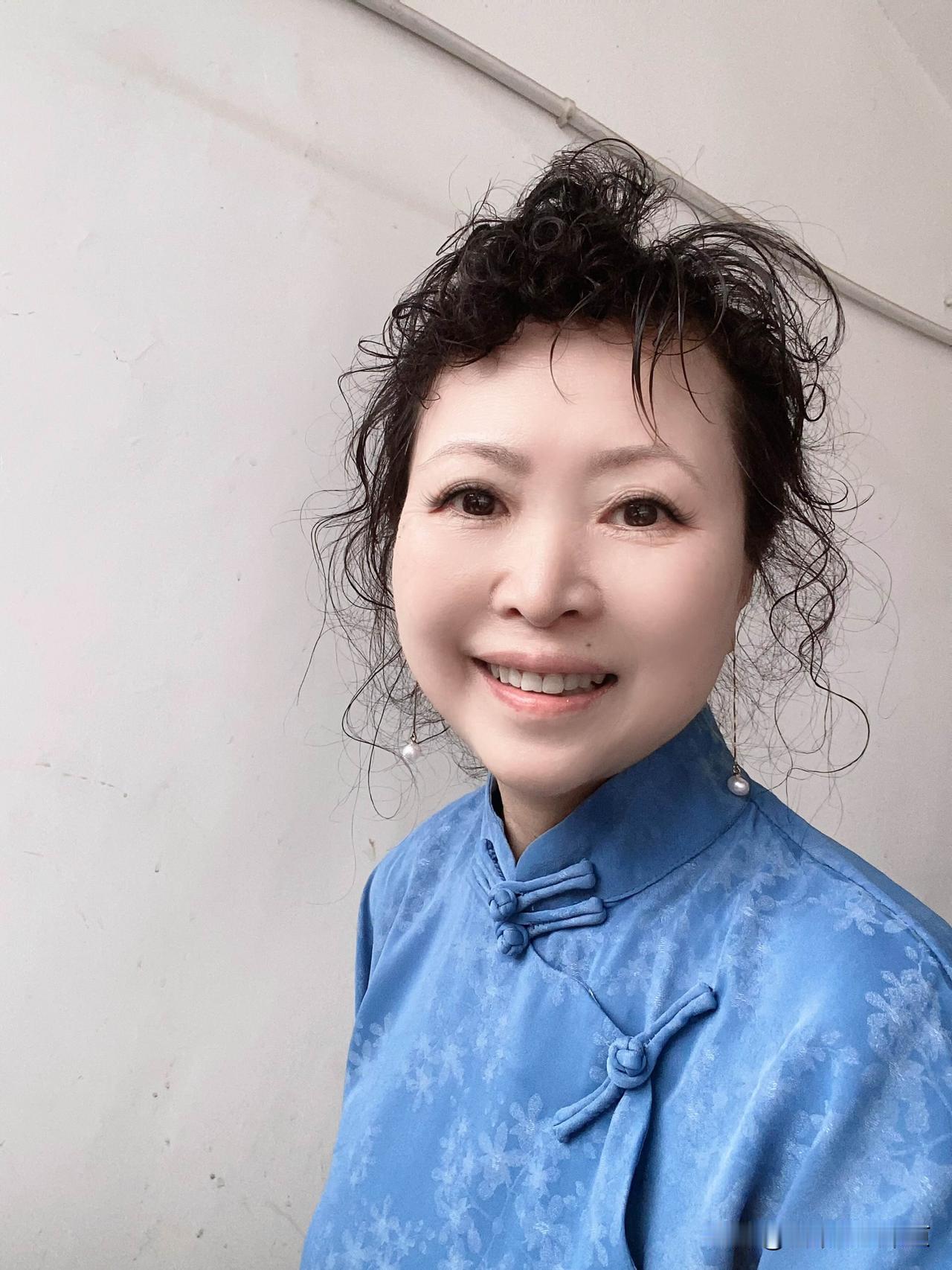 没漏米没漏米！
今天干了件大事———包粽子[笑]
这是我有生第二次包粽子[耶]