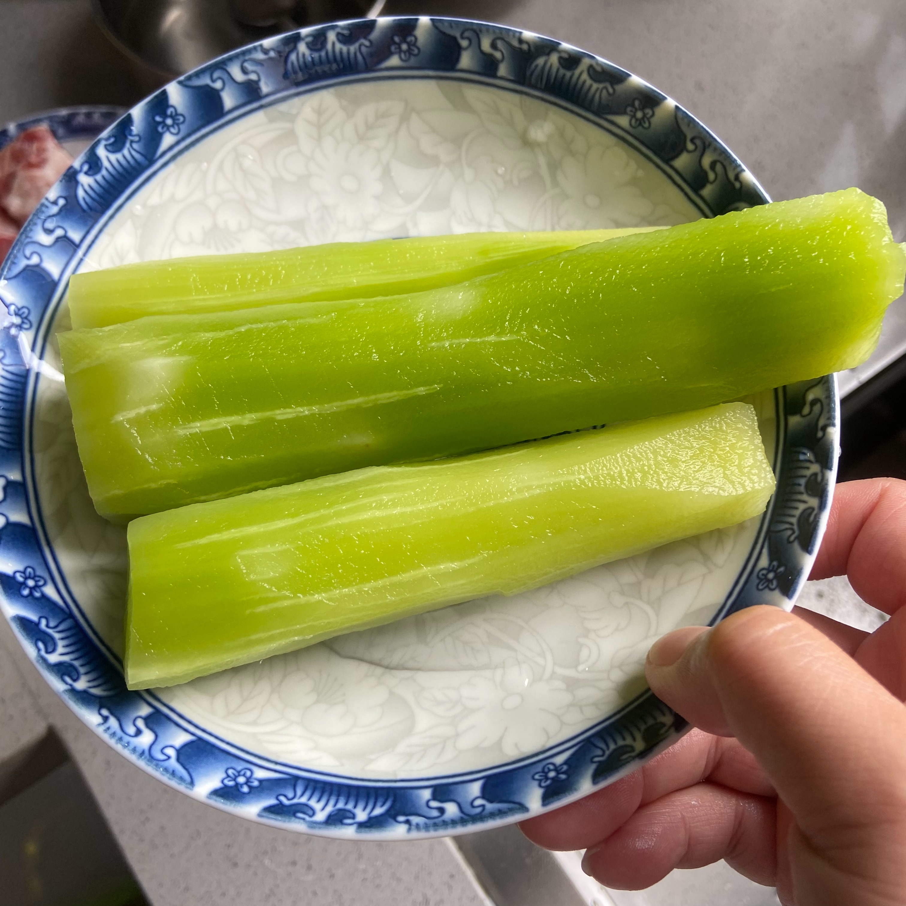 备好新鲜食材，排骨、土豆，莴笋再加西兰花。今日备菜就绪，认真做饭，好好生活。不可