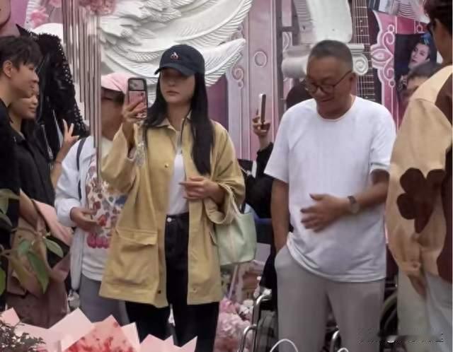 乔任梁37岁生日！陈乔恩携老公现身，乔爸同框，粉色花海看哭网友