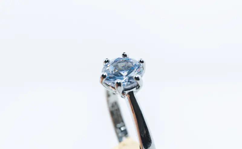 胖东来的“小方糖戒指”最近火出圈了，1 克拉才卖 169 元，自带鉴定证书显示是