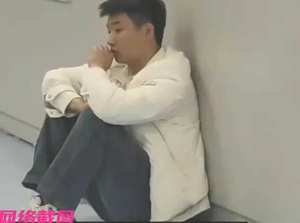 贵州有医院内见得一男孩父亲没有抢救过来，这时的男孩显露出无助与无望交织，看到男孩