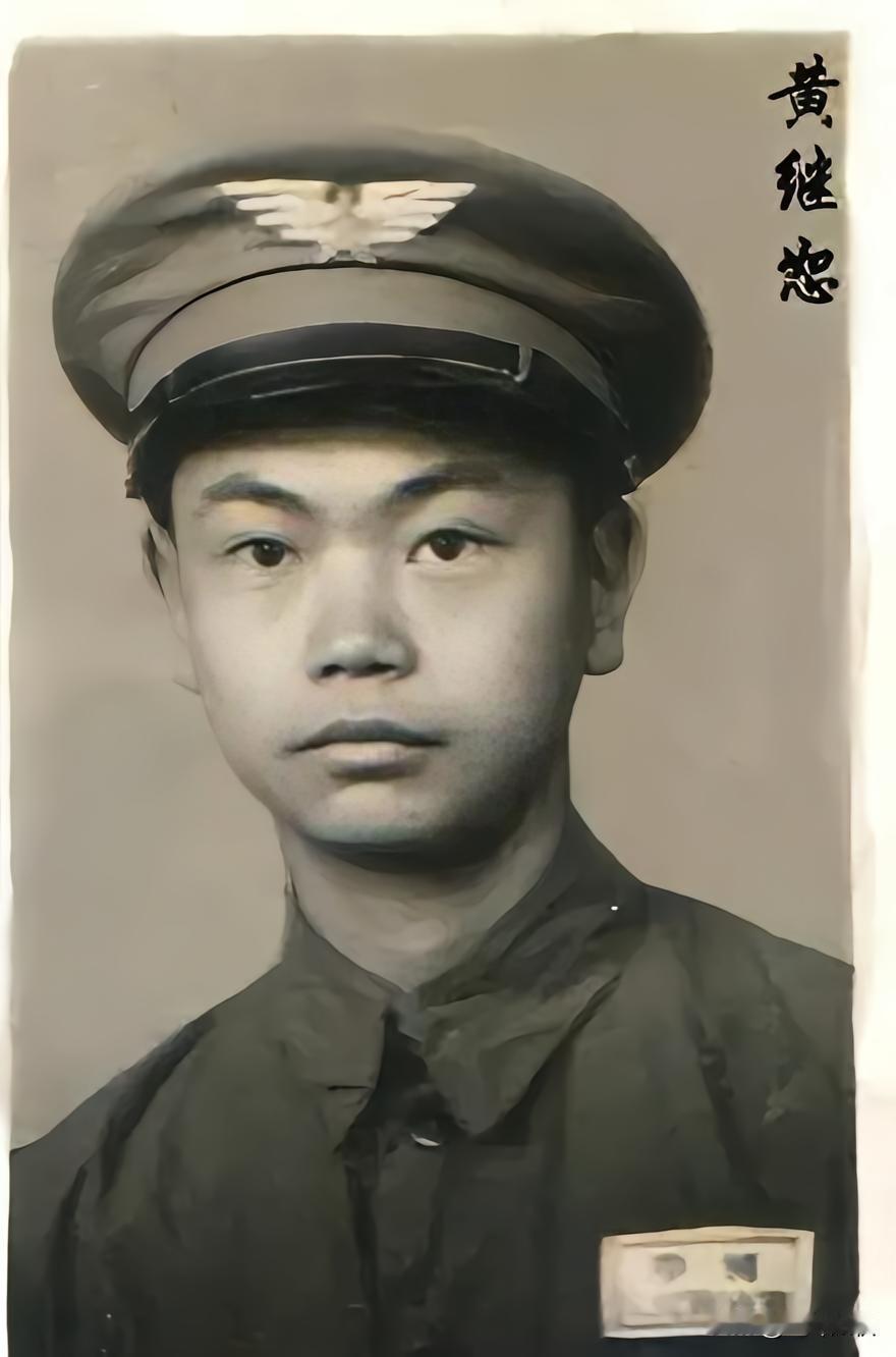 1958年春，上甘岭597.9高地的焦土还带着寒意。
一名年轻志愿军战士蹲在地堡