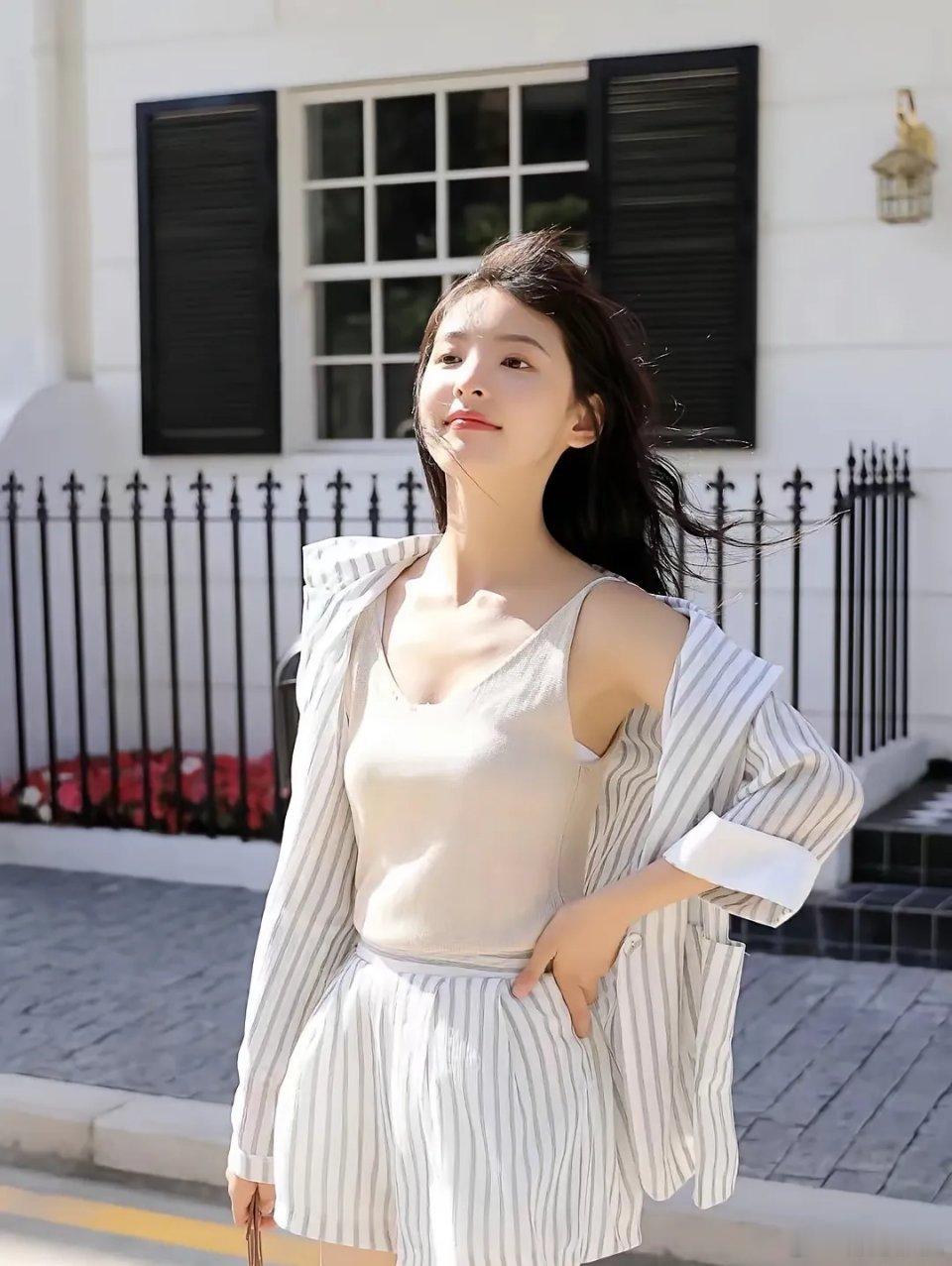 章若楠白背心配条纹套装，干练之外，独添一抹清新灵气 。 ​​​