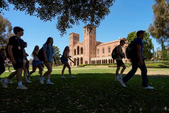 【特朗普试图迫使大学交出种族招生数据】[以“反歧视”之名行歧视之实]（华盛顿邮报