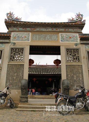 祠堂的功能很多，最主要是宗亲团聚，联宜的地方。具体来说有以下几个功能：
第一，凝