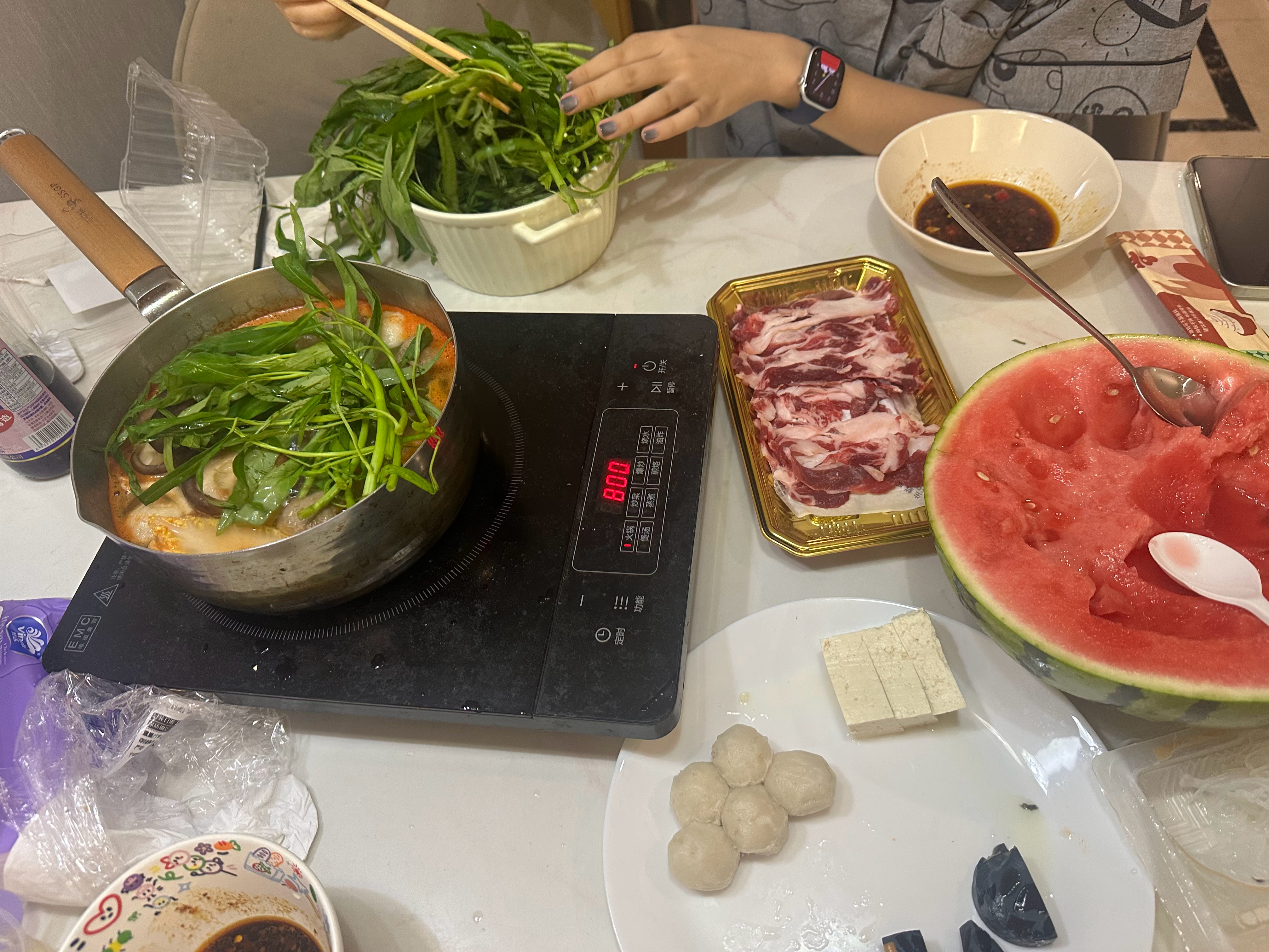 现在我妹朵真成一家三口了。我（吃饭间隙捏朵朵脸）：哦哟我们宝宝这么好呀！哦哟哦哟
