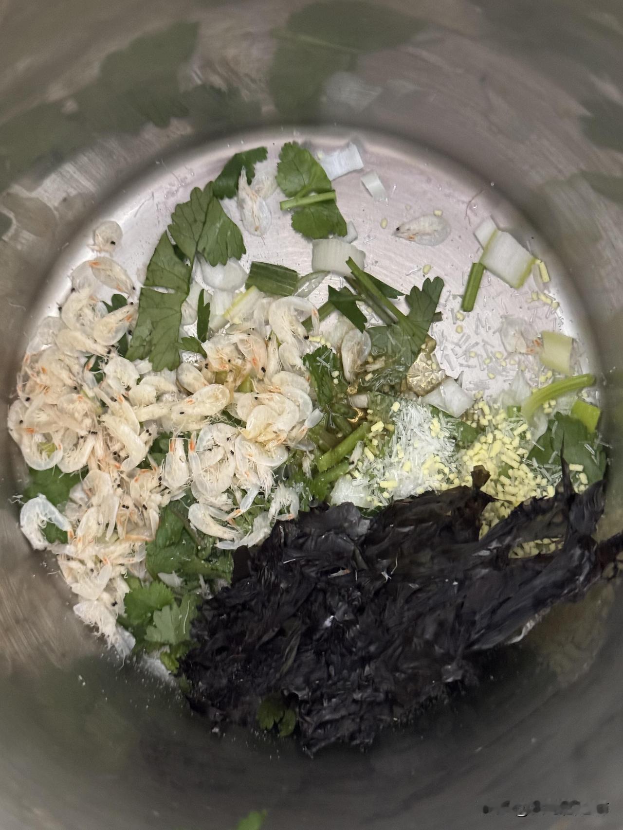 老爷爷提着铁桶来店里买了一份馄饨
今天中午吃饭的人很多，收拾了半天终于忙完了，我