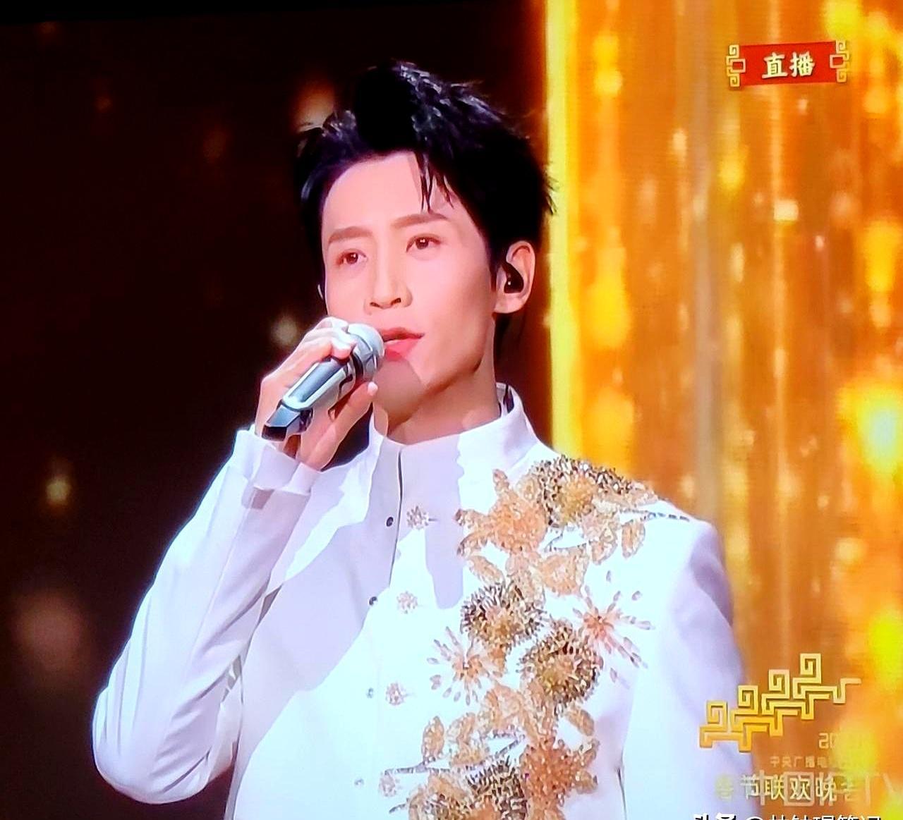 王菲一开口，评论区直接裂成两半，一边是封神，一边是脱粉。
 
有人说她嗓子早就废