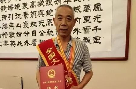 96年，山西一老汉冯开平守庙29年，有一次他破例留女香客过夜，第二天就狂奔 25