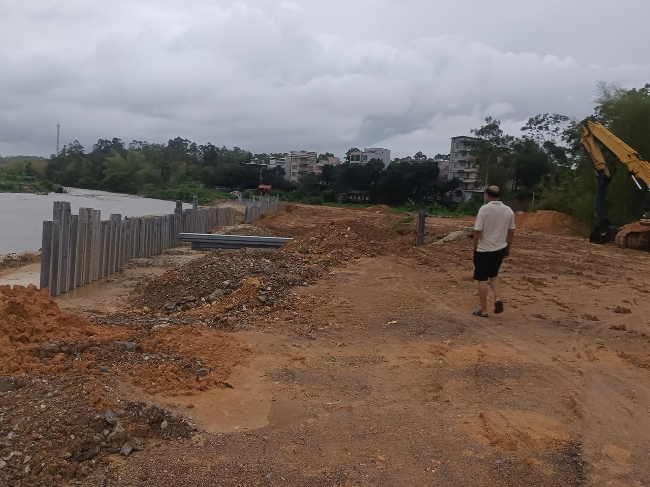 我的家乡地处化州市中北部罗江东岸，拥有3.5公里江岸线。当前，集交通出行、防洪减