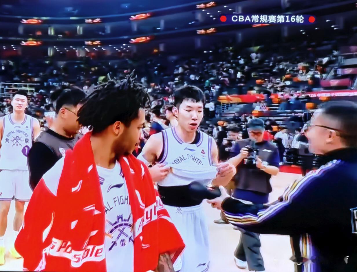 廖三宁绝对的大心脏[给力][给力][给力]
在北京控股落后三分的情况下，廖三宁站