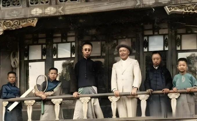 这张摄于1923年的照片，定格于紫禁城御花园万春亭二层。
17岁的溥仪戴着玳瑁墨