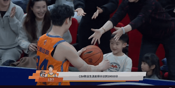 今晚面对广州男篮的比赛王哲林拿到职业生涯第10000分，不得不说虽然这么多年王哲