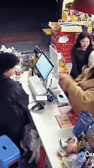 女人骚扰男人犯法吗？
根据我国现有的法律并不犯法。
相反如果男人拒绝了女人，违背