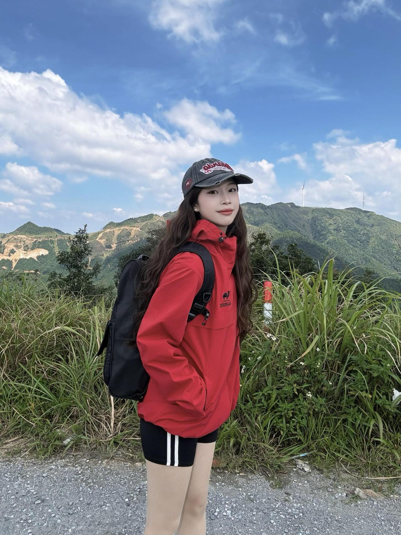 这姑娘背着包去爬山呢户外甜妹自拍 中国红运动风甜妹拍照打卡 户外运动风穿搭
