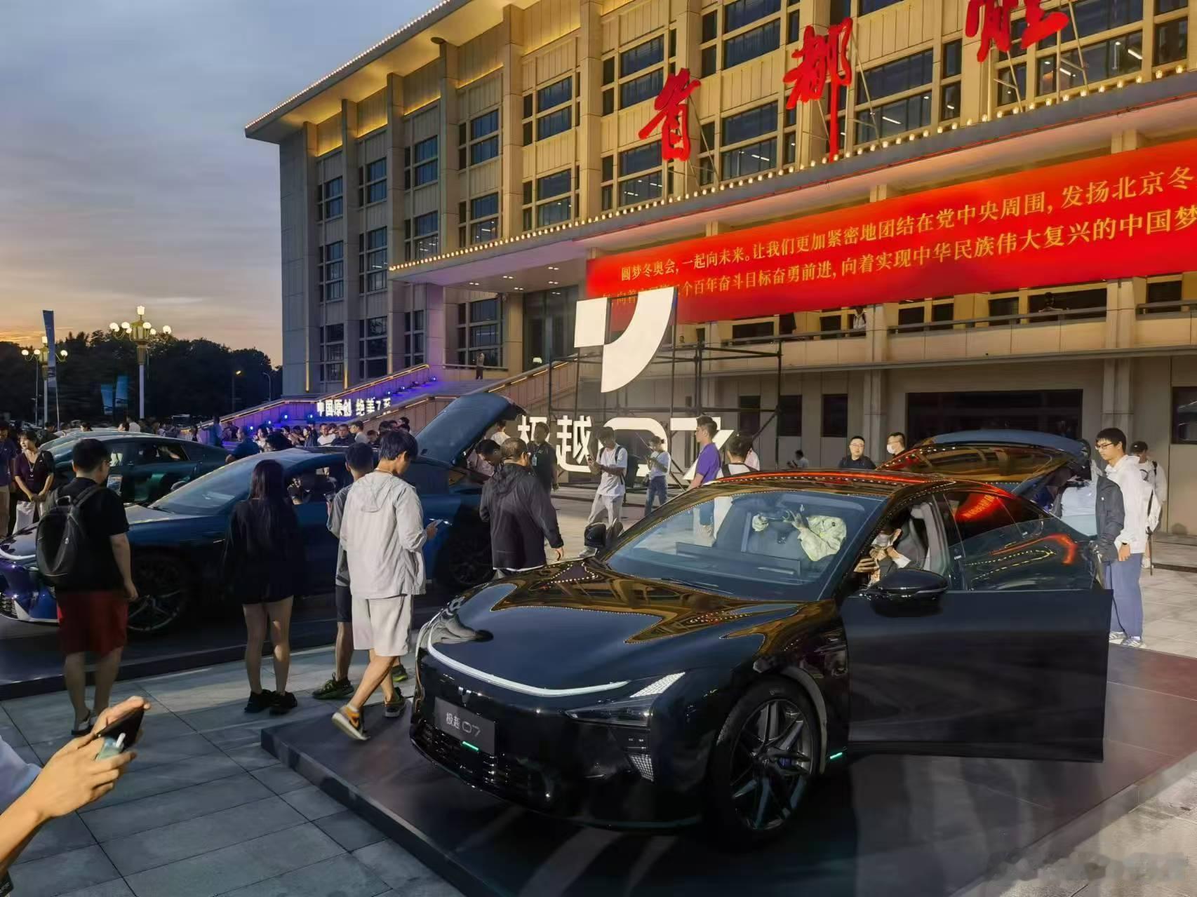 极越07终于上市了，限时价格19.99万起，一共3个车型，最值得说的是长续航版本
