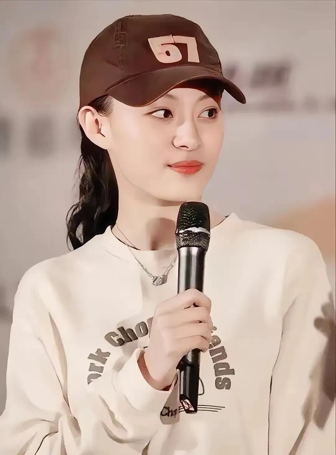 演技好的女明星一般都不是美女，
孙俪就被人认为很普通，
并且还有人说她长了一张男