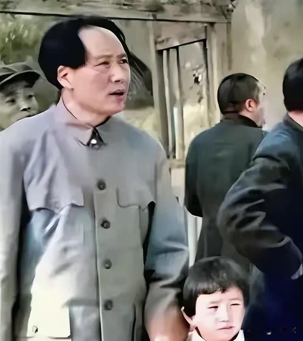 毛主席牵女儿散步 感人一幕像极了普通爸爸

毛主席身份那么多，大家都知道他是国家