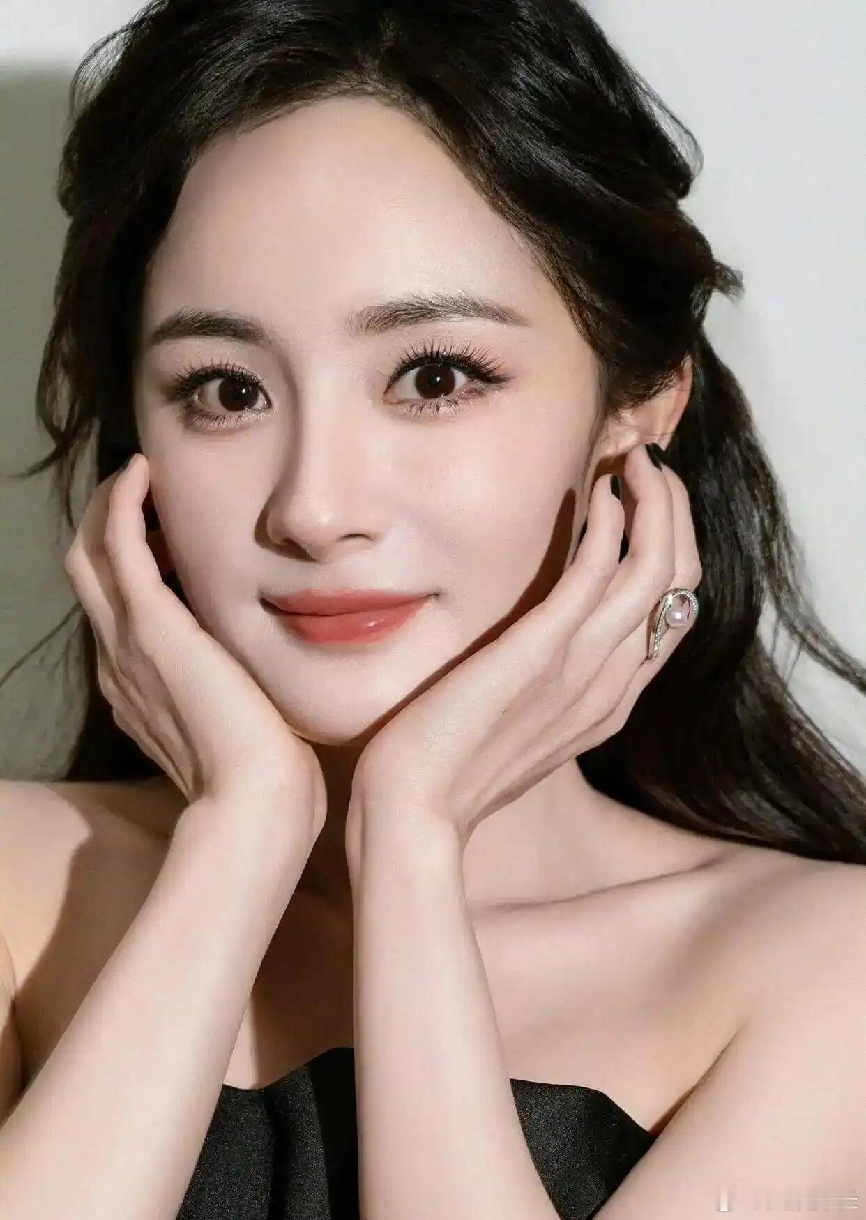 杨幂沉浸式ASMR开箱已循环观看杨幂ASMR开箱没想到开箱还能这么有电影感！杨幂