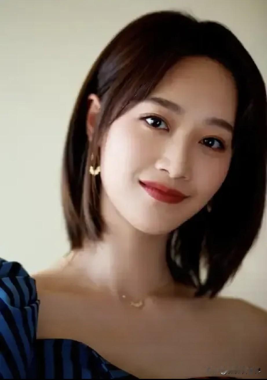 女演员里我最佩服的就是蓝盈莹！不是说她真的漂亮的无以复加，也不是说她演技好的了不