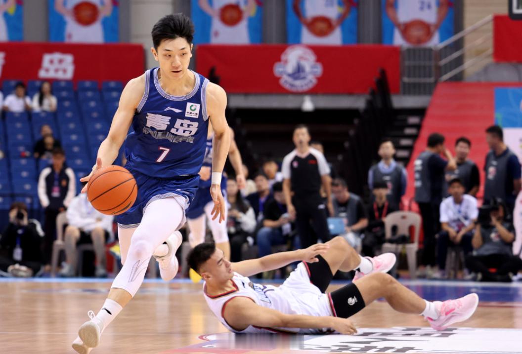 好多球迷发现参加本次CBA夏季联赛的青岛男篮阵中没了两位老将王睿泽和杨金蒙的身影