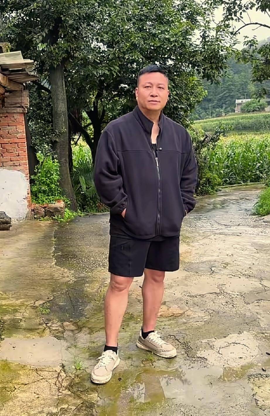 淅淅沥沥的雨声萦绕山间农家小院，今天，海哥一行人即将动身前往云南腾冲，连绵阴雨也