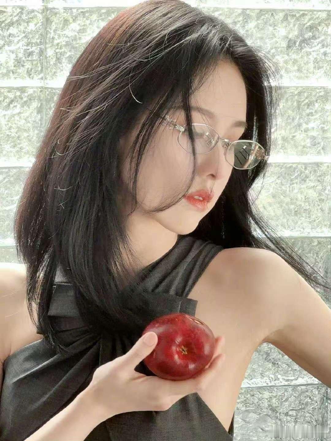 陈都灵仲夏苹果梦陈都灵眼镜造型陈都灵眼镜造型，嘶哈嘶哈，[抓狂][抓狂] ​​​
