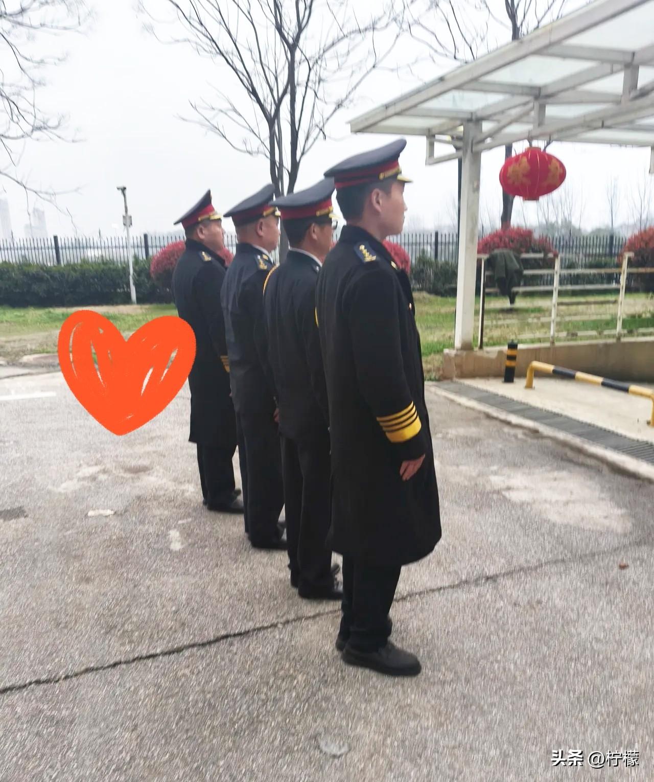 今天又开除了一个保安，是的，是又开除了一个[憨笑]。

他是个老保安了，49岁，