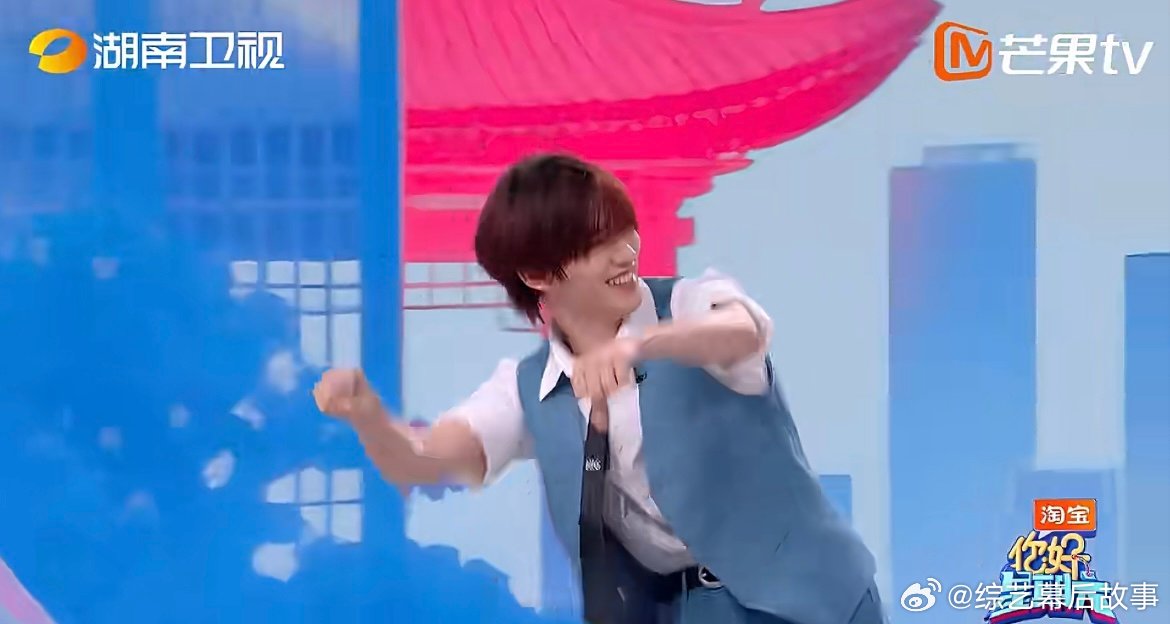 丁程鑫摩托摇跳得好有劲 抢盆环节丁程鑫随手一跳都超有劲儿，动作干脆利落，力度和节