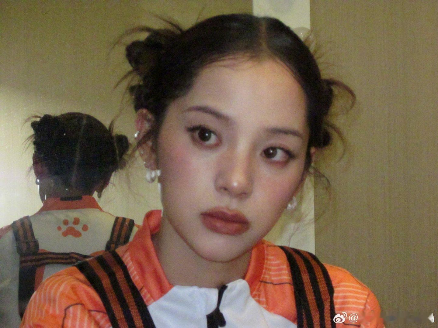 欧阳娜娜时尚单品是自家狗狗欧阳娜娜带自家狗参加新综艺加油汪汪 欧阳娜娜把宠爱给到