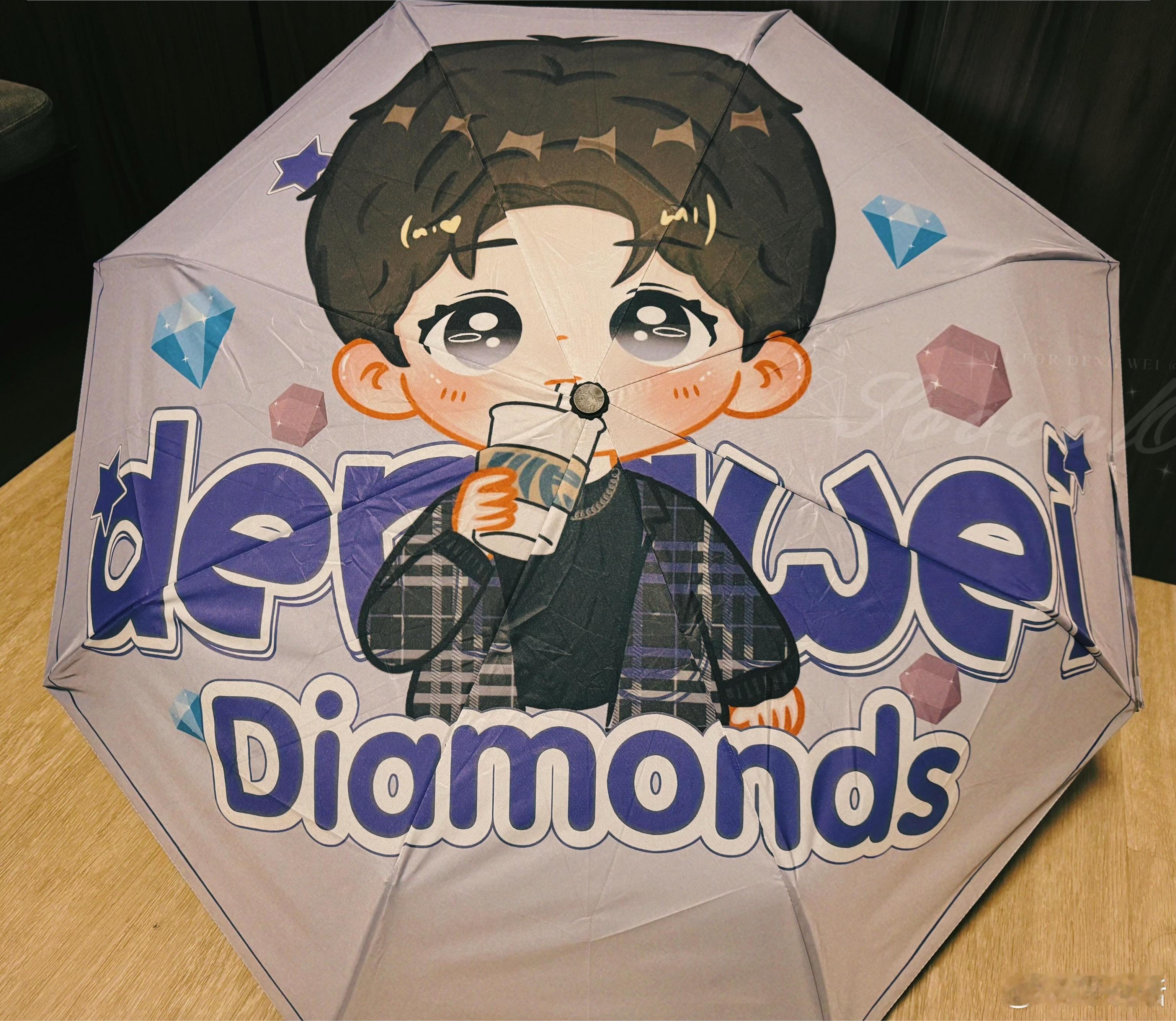 邓为追了粉丝孩子半条街 邓为好可爱，看到粉丝的孩子举着紫色钻石伞，追了半条街确认