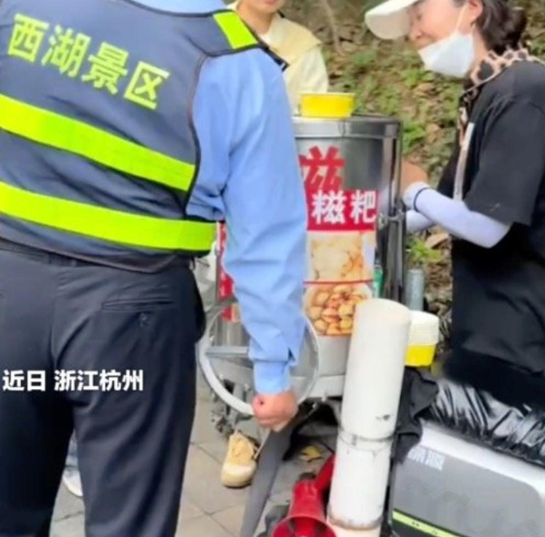 城管摇了摊主好了顾客笑了

杭州西湖满觉陇这一幕，最近在网上火了。
 
城管队员