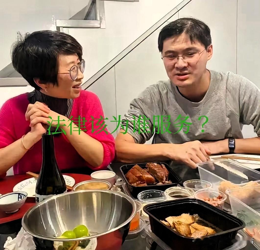 不知道罗翔老师看到这张照片是什么感受！
赵宏也是可以这么接地气的吃一顿饭的！
简