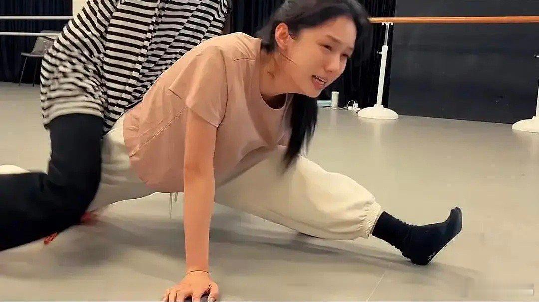红🩰为什么要选一个零基础的人演舞蹈家，这看着基础不行啊 ​​​