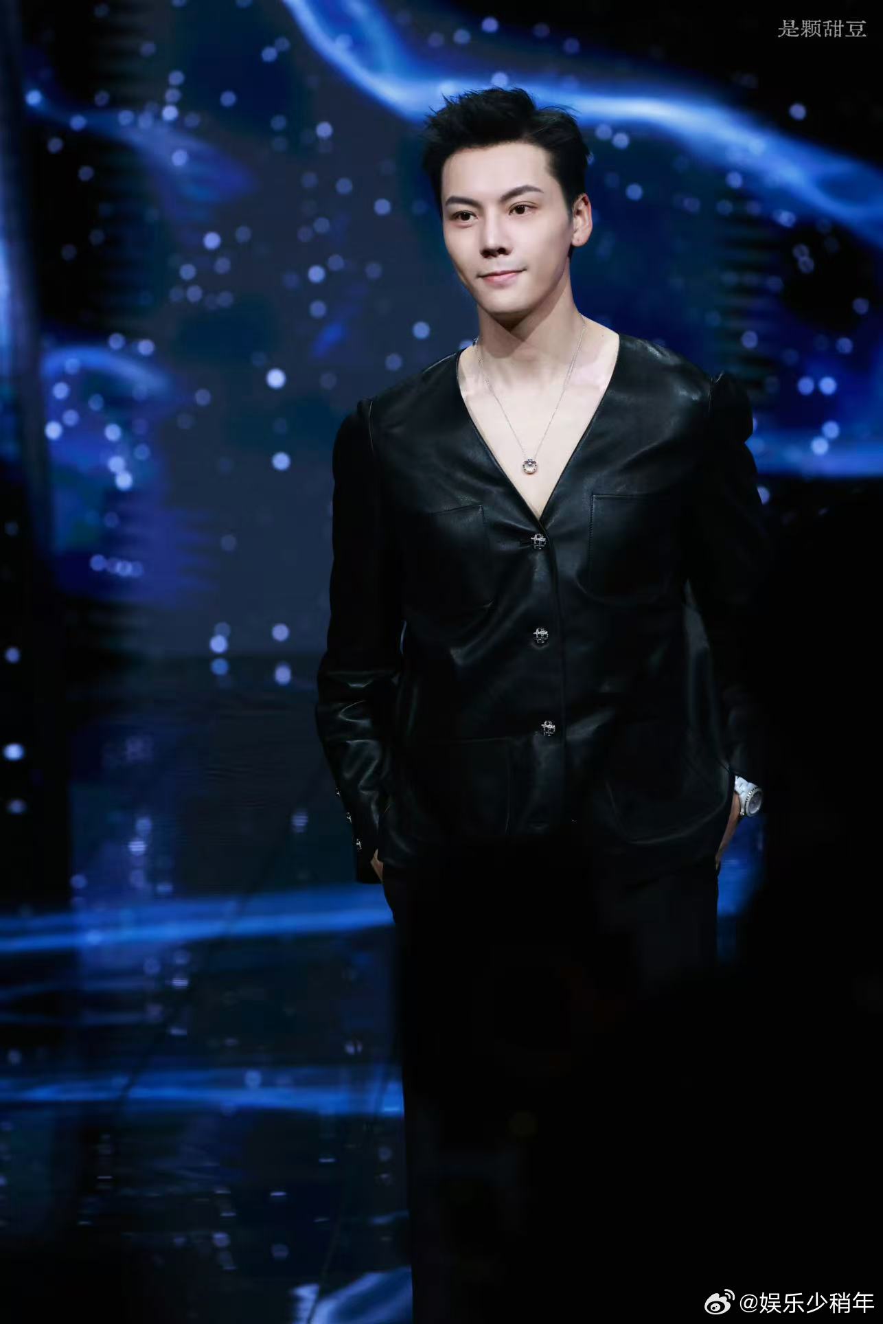 陈伟霆 好优越的一张侧脸 这一张侧脸瞬间俘获了我的心，仿佛一幅优雅的画卷，让人陶