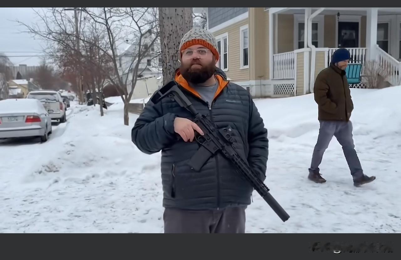 明尼苏达德州的居民自发组成民兵队伍，轮流持枪守护社区，防止ice突袭社区。

不