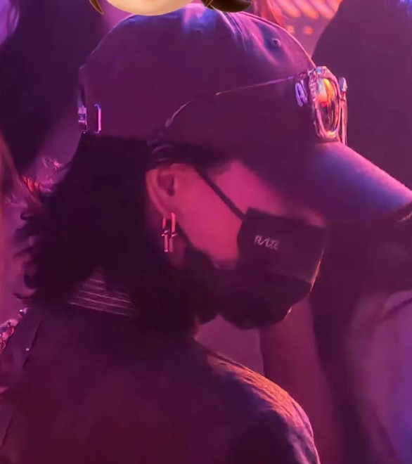 网友偶遇章子怡带醒醒看孙燕姿天津演唱会，这回低调到藏不住星味。棒球帽架墨镜、口罩