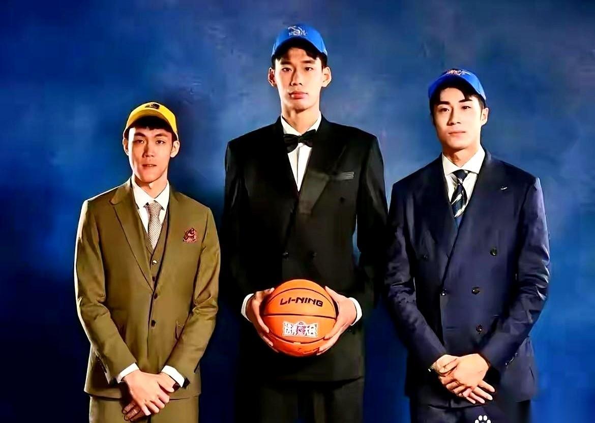 我刚看到个数据，差点没给我笑岔气。
CBA今年的状元秀，首秀，万众瞩目，拿了3分