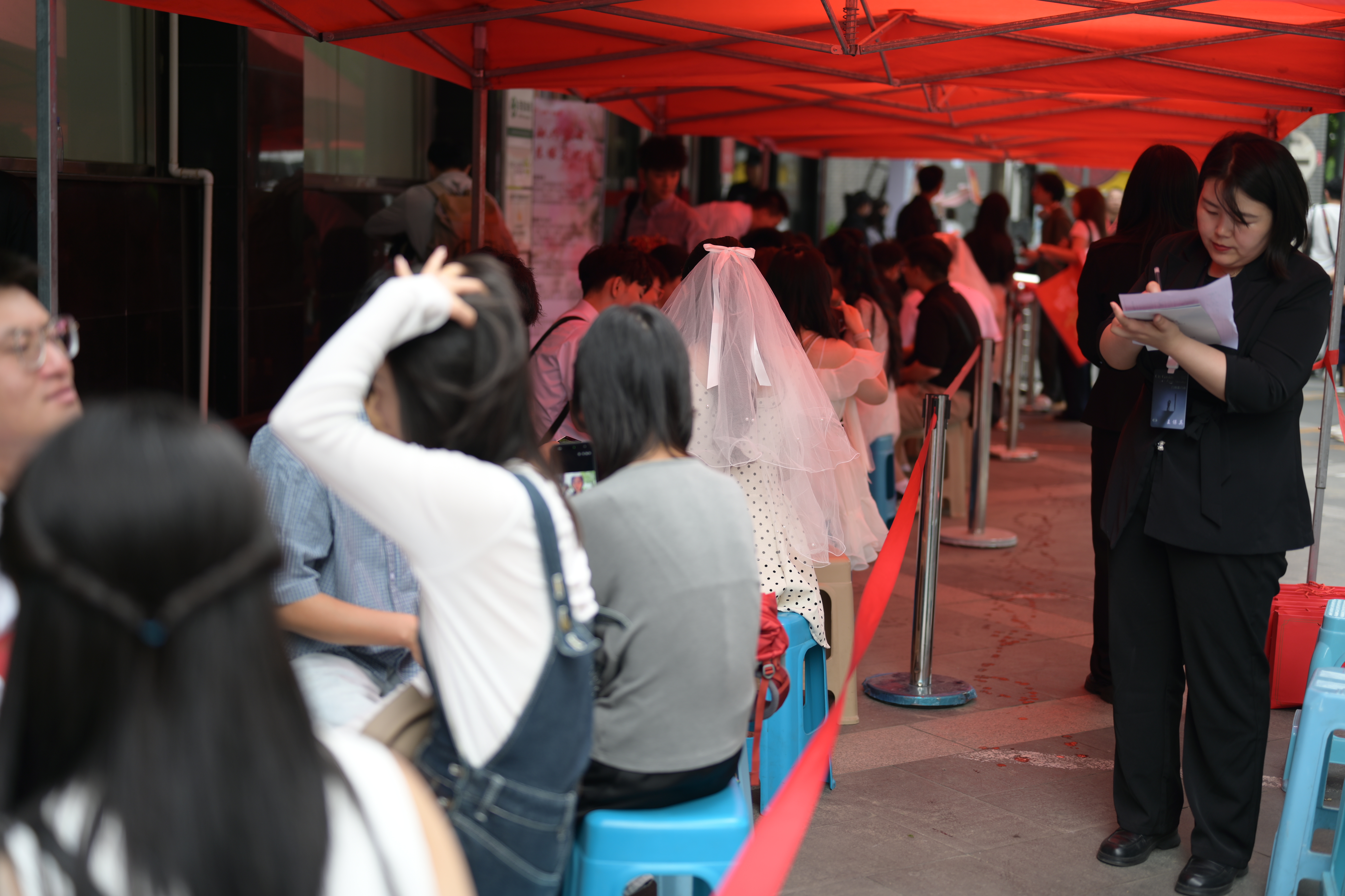 在北京民政局门口感受520氛围感 今天是合格的陪领证工具人。在西城民政局门口等了